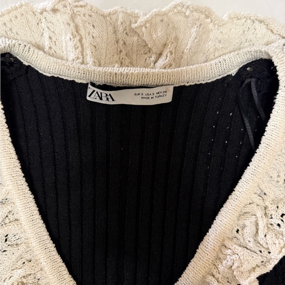 Elegant Black and Cream Knit Sweater - Picture 2 of 3
